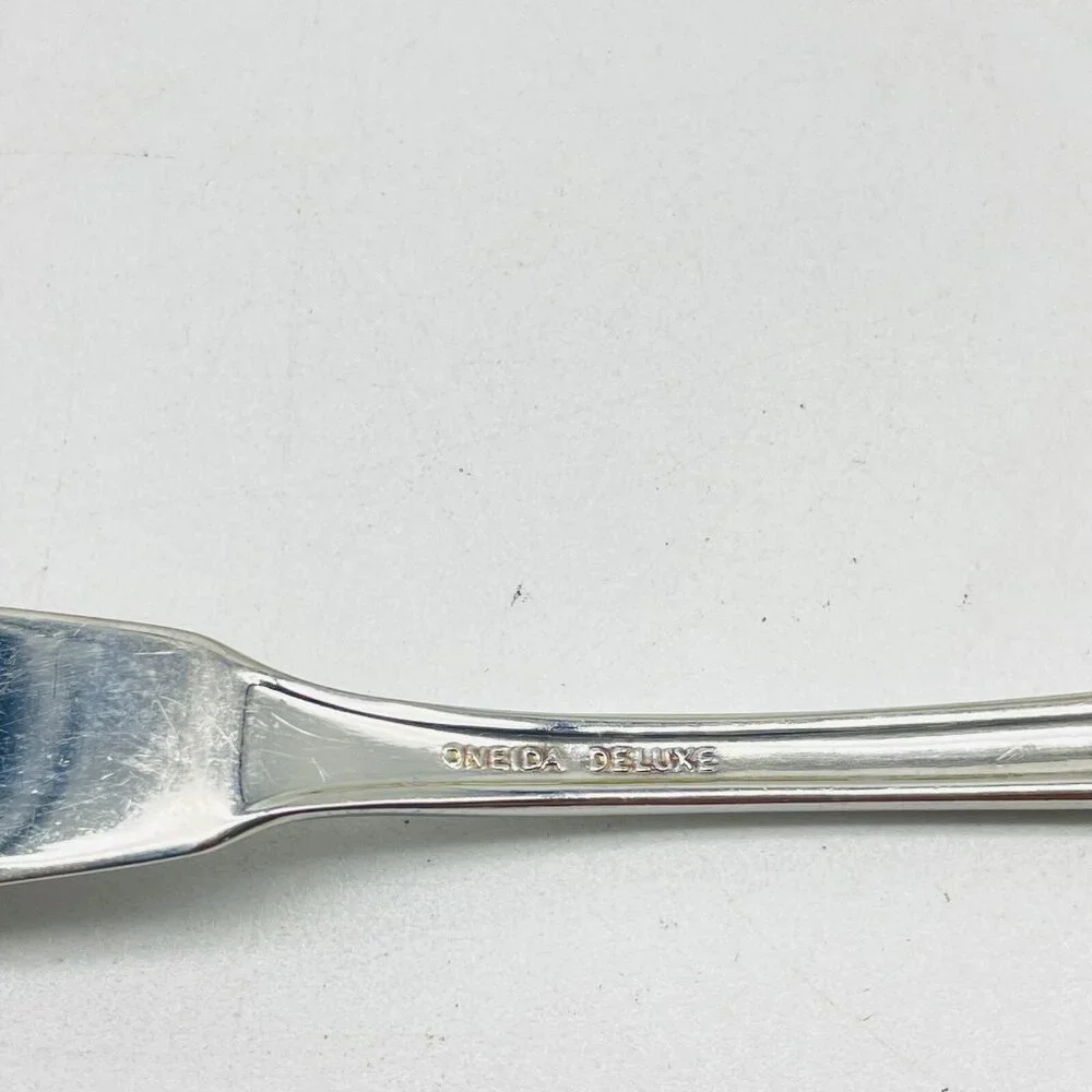 Oneida Stainless Deluxe Butter Knife Tudor Shell Pattern